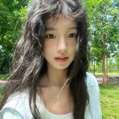 泳池里的男孩
